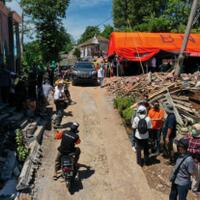 pos-indonesia-salurkan-bantuan-untuk-korban-bencana-bumi-di-lumajang