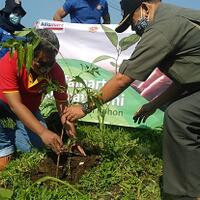 hari-bumi-alfamart-tanam-ratusan-bobit-pohon-di-bantaran-kali-cidepit-bogor