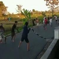 perang-sarung-permainan-candaan-anak-anak-saat-ramadhan-yang-kini-mematikan