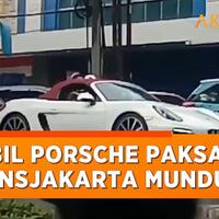 mobil-mewah-suruh-bus-transjakarta-mundur-karena-ia-salah-masuk-jalur-bus-way