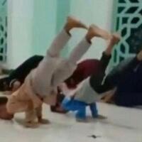 ketika-anak-anak-sholat-dalam-sujud-melakukan-gerakan-freestyle-apa-pendapat-agan