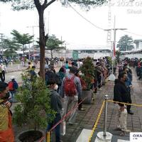 di-stasiun-cikarang-dan-stasiun-bogor-antrean-penumpang-commuter-line-mengular