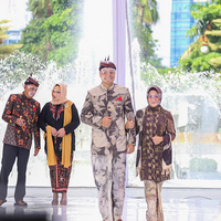 kepala-opd-jadi-maskot-produk-umkm-ini-gaya-mereka-di-atas-catwalk