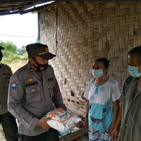 polsek-indrapura-sosialisasi-prokes-sembari-beri-bantuan-sembako