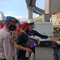 aksi-may-day-buruh-tanjung-priok-bagi-bagi-takjil-ke-pengguna-jalan