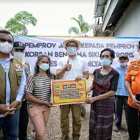 ridwan-kamil-serahkan-bantuan-rp1-miliar-untuk-korban-banjir-longsor-kupang