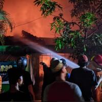 ditinggal-bukber-rumah-di-mojokerto-ludes-terbakar