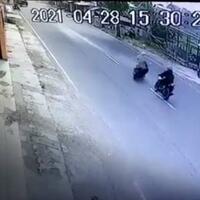 detik-detik-tabrakan-dua-motor-terekam-cctv-satu-orang-tewas