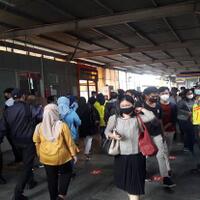 hari-pertama-pembatasan-operasi-stasiun-tanah-abang-penumpang-krl-dibuat-bingung