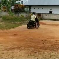 oleng-kapten-baru-belajar-motor-eh-emak-ini-langsung-nyium-tembok-kasian-bener-deh