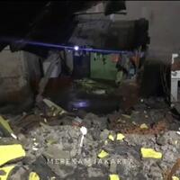 reruntuhan-longsor-sumbat-kali-rumah-warga-di-jagakarsa-terendam-banjir