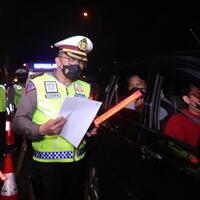 dirlantas-polda-metro-pantau-penyekatan-larangan-mudik-di-tol-cikarang-barat