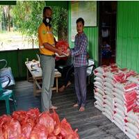 jelang-lebaran-pt-kpc-bagi-ratusan-paket-sembako-bagi-warga-sekitar-perusahaan