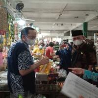 pantau-harga-sembako-jelang-lebaran-bupati-bangka-tengah-sidak-pasar-modern