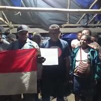 pentolan-teroris-opm-papua-alex-hamberi-menyerahkan-diri