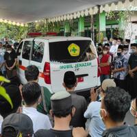 mantan-bupati-lamongan-h-fadeli-dimakamkan-dengan-prokes-covid-19