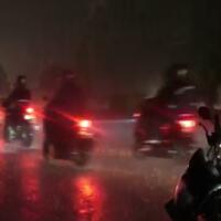 pos-penyekatan-di-karawang-berhasil-ditembus-ratusan-motor-pemudik-karena-hujan-deras