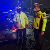 masuk-jalan-tol-dan-lawan-arah-pengendara-motor-tewas-ditabrak-2-mobil