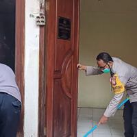 agar-ibadah-khusyuk-polisi-bersihkan-musala-al-barokah-pegangsaan