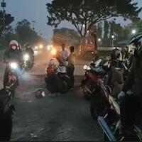 jalur-tikus-dan-hujan-lebat-membuat-ratusan-pemudik-lolos-penyekatan