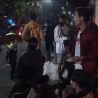 dini-hari-kerumunan-warga-di-warung-lesehan-mojokerto-dibubarkan-petugas