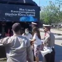 wanita-hamil-tua-ini-nekat-mudik-pake-truk-meski-bersama-hewan-ternak