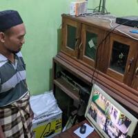 pria-paruh-baya-terekam-cctv-leluasa-curi-amplfier-masjid