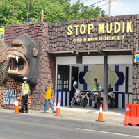 imbau-jangan-mudik-pos-polisi-di-lamongan-dihiasi-dengan-godzilla-versus-kong