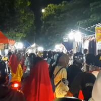 pasar-tanah-abang-ditutup-ribuan-warga-berburu-baju-lebaran-di-banjir-kanal-timur