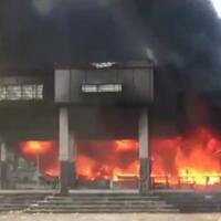 ditinggal-mudik-pemiliknya-bengkel-mobil-di-pasuruan-ludes-dilalap-api