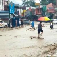sungai-batu-gagak-meluap-kota-parapat-dilanda-banjir