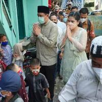 hari-raya-idul-fitri-bobby-dan-kahiyang-temui-warga-terdampak-banjir-sungai-deli