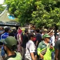 ziarah-dilarang-saat-lebaran-warga-ricuh-jebol-pagar-tpu-tegal-alur