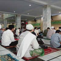 sekitar-10-ribu-jamaah-salat-ied-di-masjid-syiarul-islam-kuningan