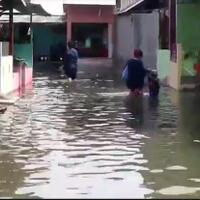 warga-medan-belawan-harus-berlebaran-di-tengah-genangan-banjir-rob