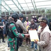 jenazah-ajudan-pribadi-komandan-tpnpb-opm-lesmin-walker-diserahkan-ke-keluarganya