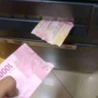 nyesek-ambil-uang-rp-100-ribu-di-atm-pas-ditarik-malah-robek-separuh