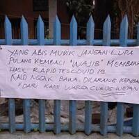 warga-tangsel-pasang-spanduk-di-rumah-pemudik-tolak-arus-balik