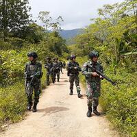 disergap-pasukan-elit-tni-polri-anggota-tpnpb-opm-lari-bersimbah-darah-tenteng-ak-47