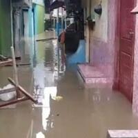 senin-pagi-kampung-melayu-banjir-2-meter-habis-lebaran