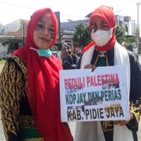 gadis-gadis-cantik-aceh-berlukis-bendera-palestina-di-wajah-galang-dana-di-pijay