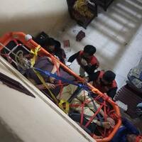 dramatis-proses-evakuasi-lansia-sakit-terjebak-di-kamar-lantai-dua