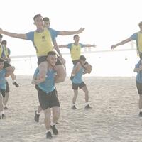 inilah-potret-keriangan-pemain-timnas-latihan-di-pinggir-pantai-dubai