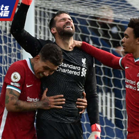 alisson-becker-terima-pujian-dari-neuer-setelah-cetak-gol