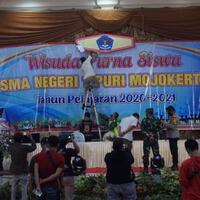 wisuda-dua-sma-dibubarkan-paksa-satgas-covid-19-polisi-panitia-tak-ada-izin