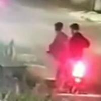 aksi-dua-pemuda-pasang-meja-di-tengah-jalan-tuai-kecaman-mencelakakan-pengguna-jalan
