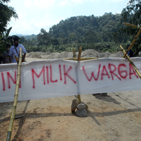 tolak-dilintasi-truk-pengangkut-batu-warga-tutup-jalan-di-pringsewu