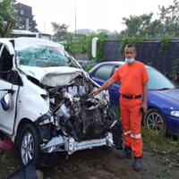 hantam-truk-rongsokan-di-tol-cipularang-1-penumpang-avanza-tewas-7-luka-luka