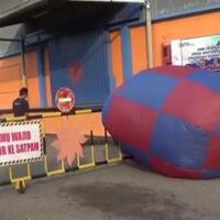balon-udara-raksasa-jatuh-di-gudang-bulog-gegerkan-warga-madiun