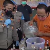racik-dan-oplos-miras-impor-ilegal-di-kamar-kos-pria-asal-jakarta-dibekuk-di-bali